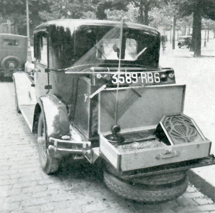 auto-radio dans la malle.jpg